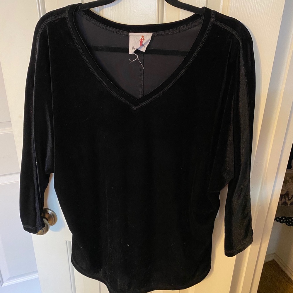 Boho Jane velvet 3/4 sleeve v-neck top. Size L